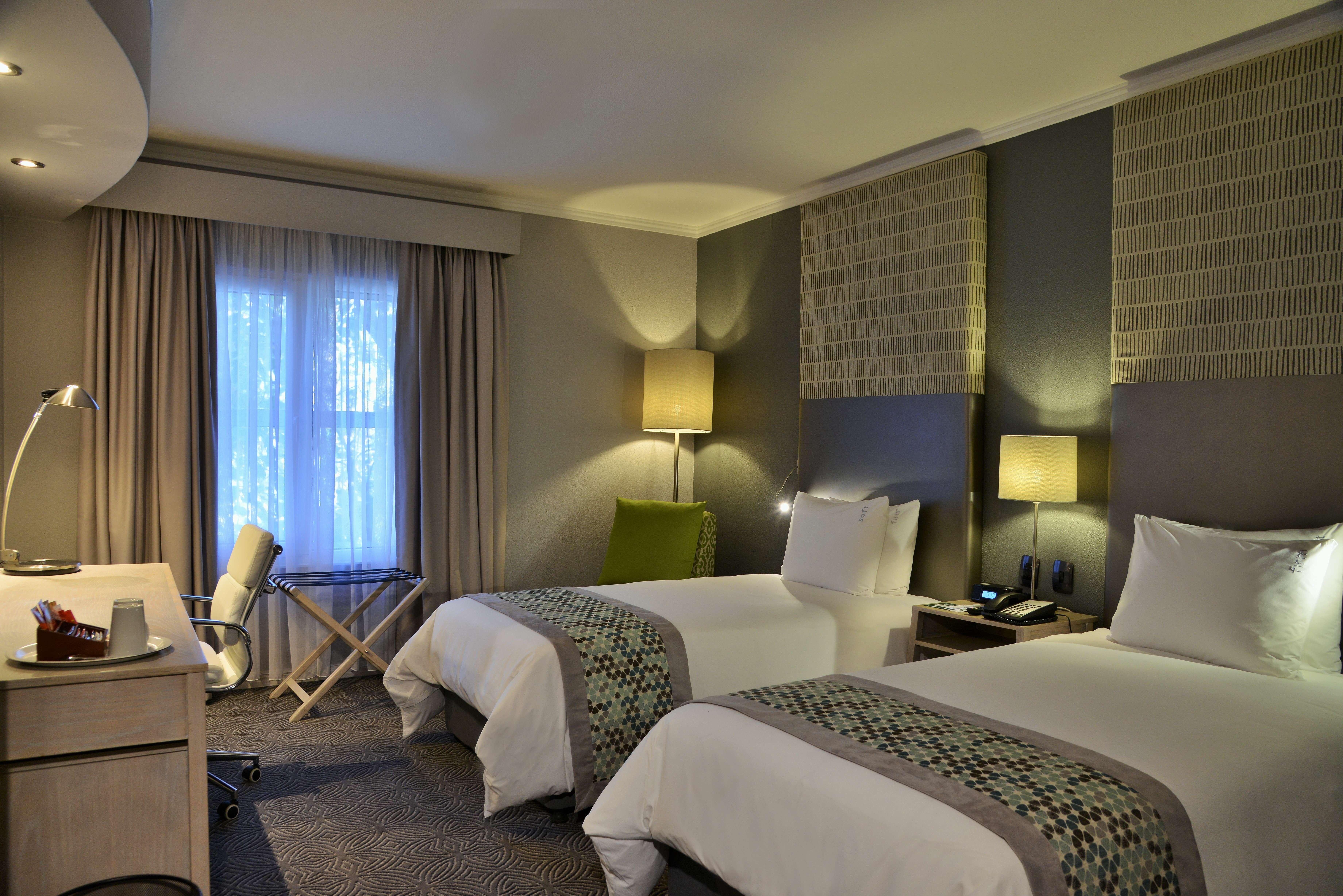 Holiday Inn Johannesburg Airport By Ihg Кемптън Парк Екстериор снимка