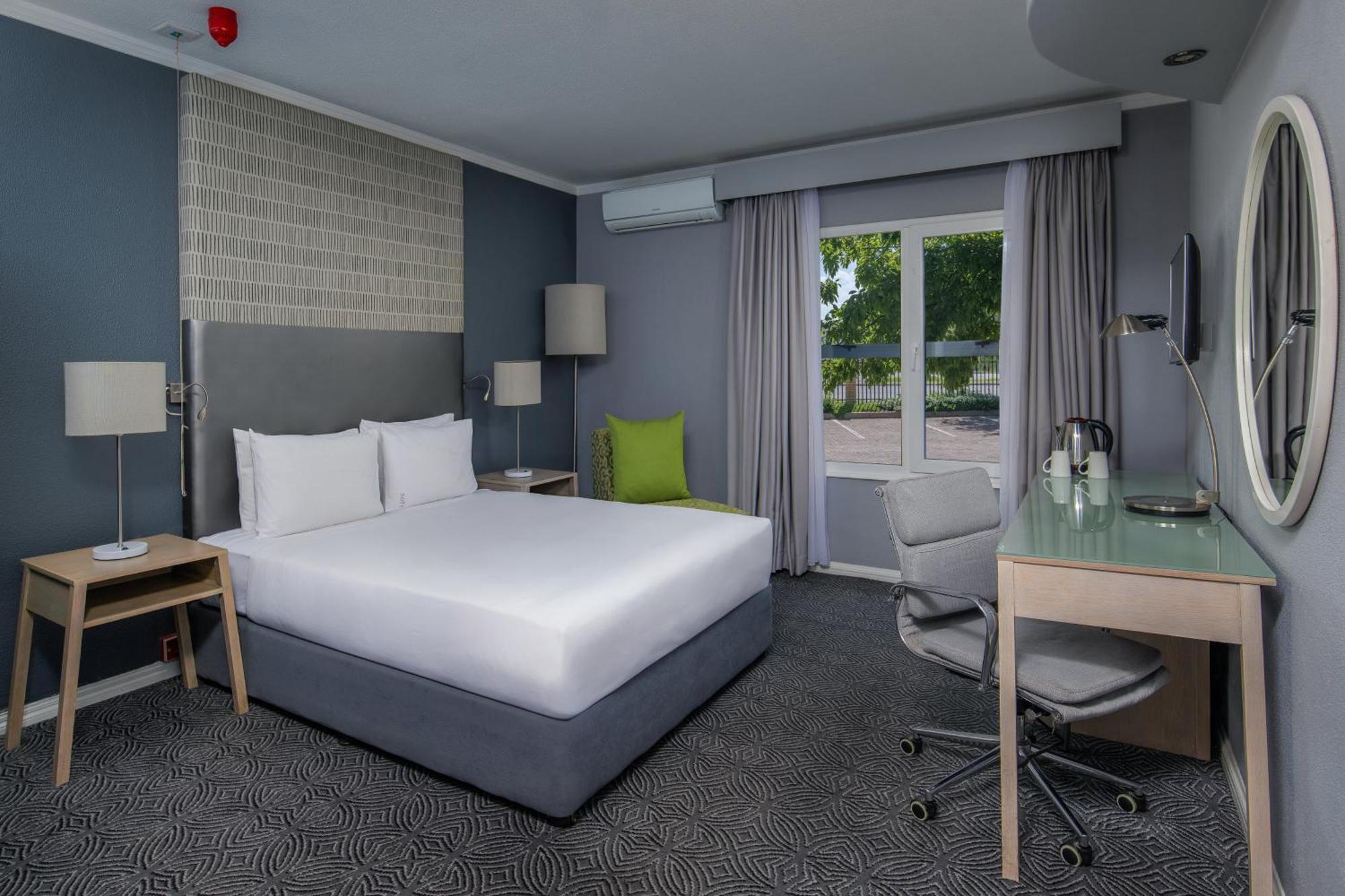 Holiday Inn Johannesburg Airport By Ihg Кемптън Парк Екстериор снимка